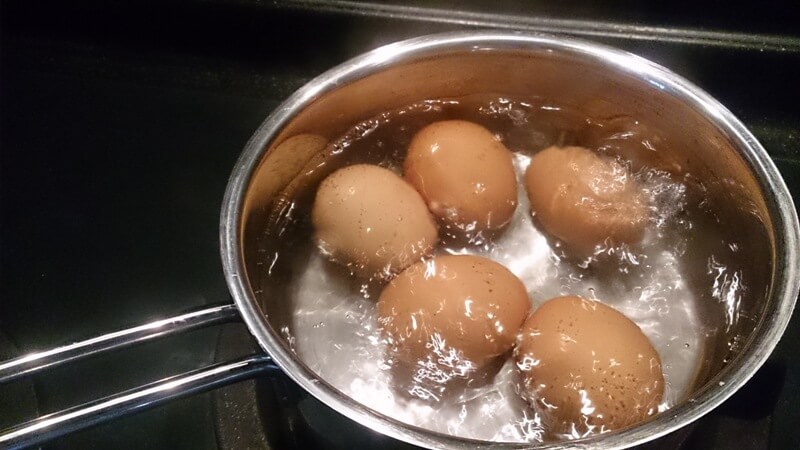 boilinng eggs lemon trick
