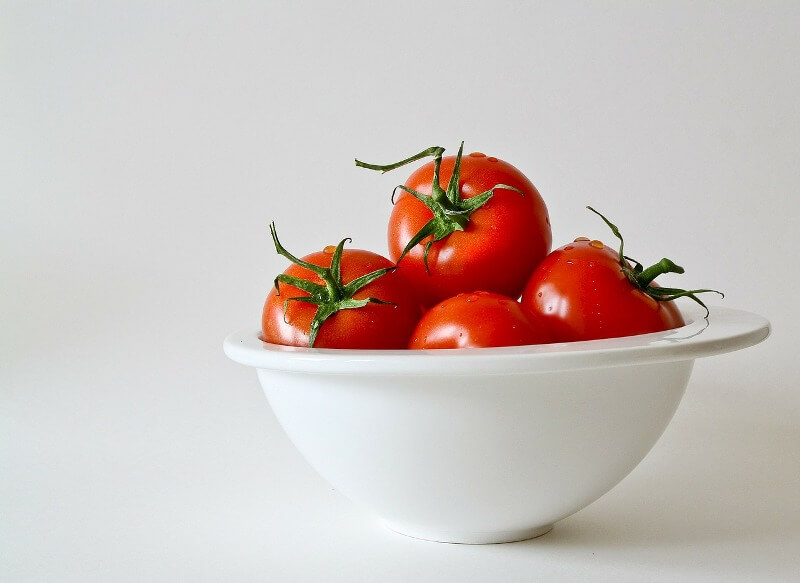 avoid keeping inside fridge Tomatoes in bowl